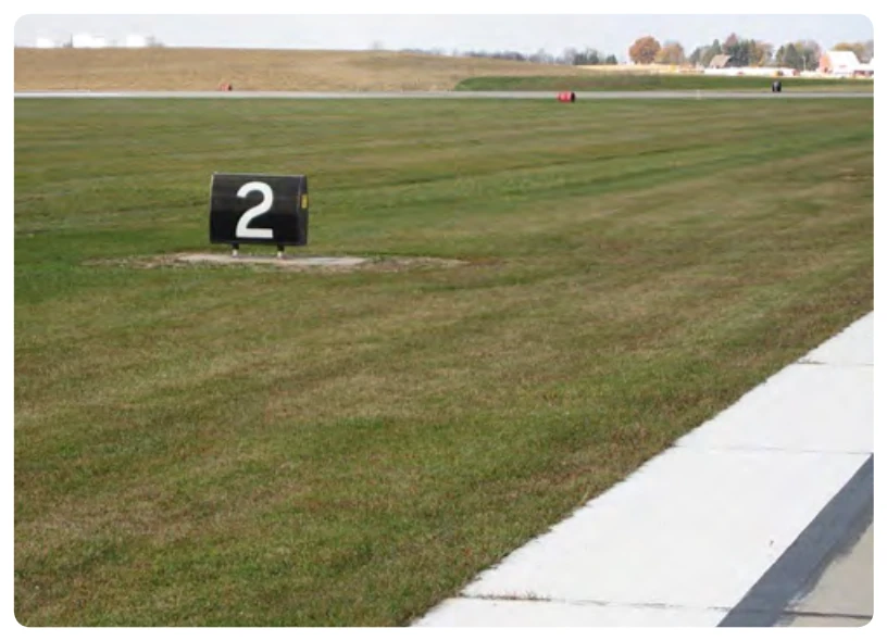 Runway distance remaining sign indicating that there is 2,000 feet of runway remaining.
